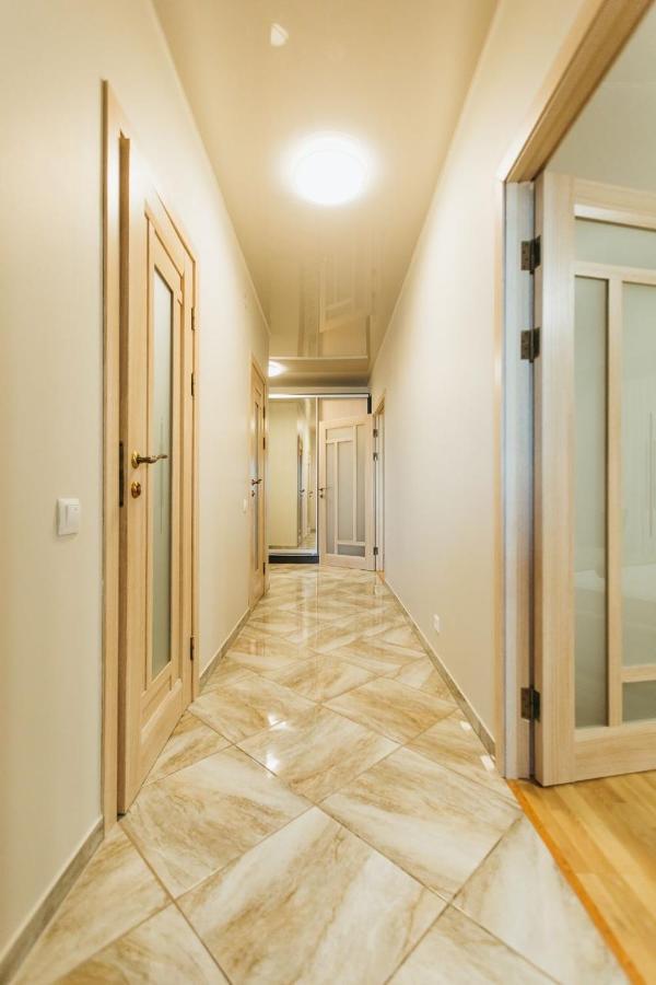 Atlant Luxury Big Family Apart On Golovna З Двома Окремими Спальнями Навпроти Тц Депот Безконтактне Заселення 체르니우치 외부 사진
